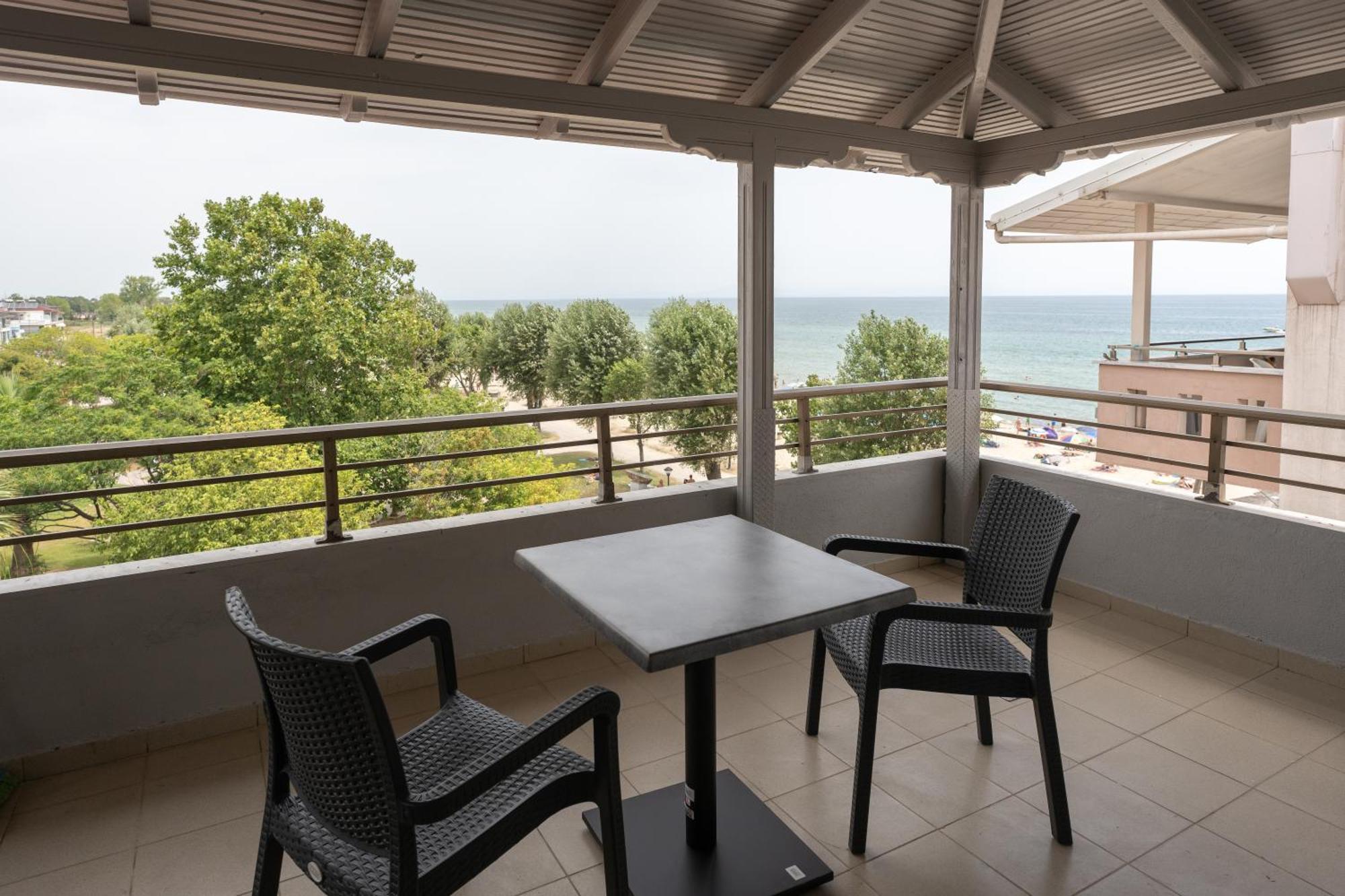 Aqua Beachfront Elegant Hotel Olympiakí Aktí Exterior foto