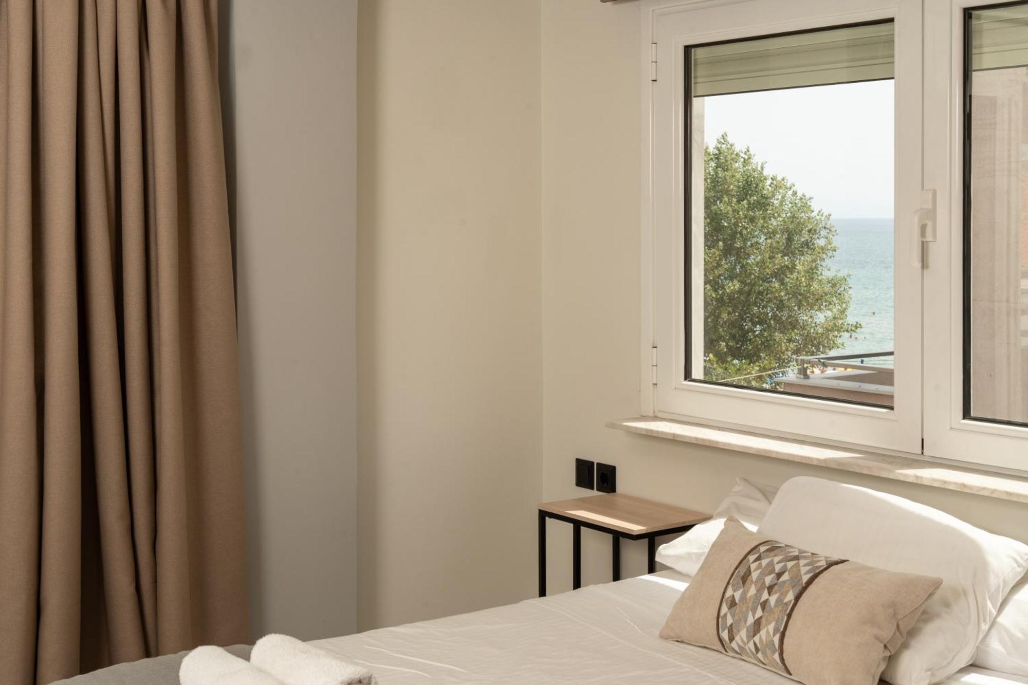 Aqua Beachfront Elegant Hotel Olympiakí Aktí Exterior foto